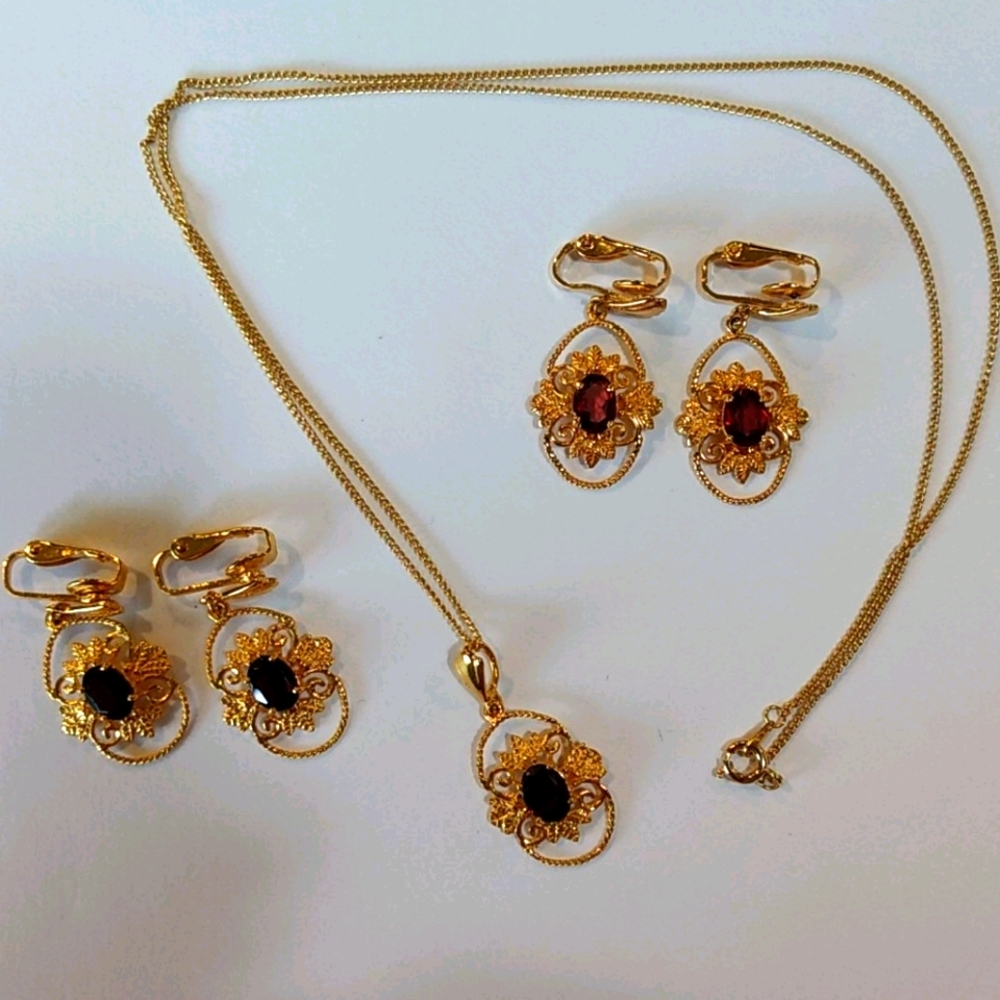 Gold and deep red clip-on earrings and necklàce